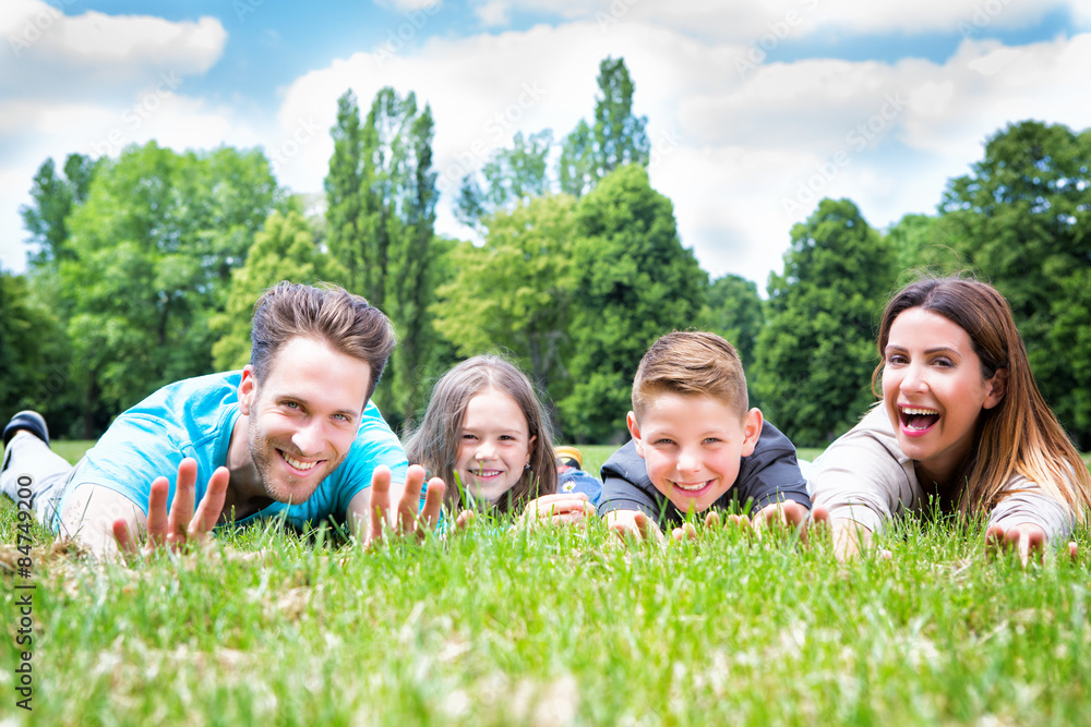 Fototapeta premium Szczęśliwy portret rodziny w przyrodzie