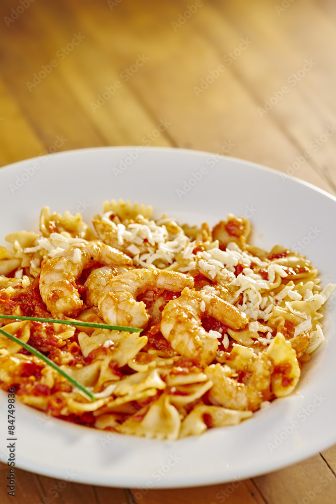 Farfalle com molho de tomate rústico e camarão