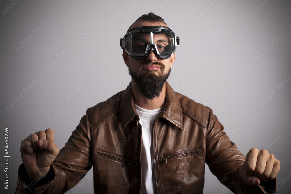 Obraz premium Hipster con gafas vintage acelerando