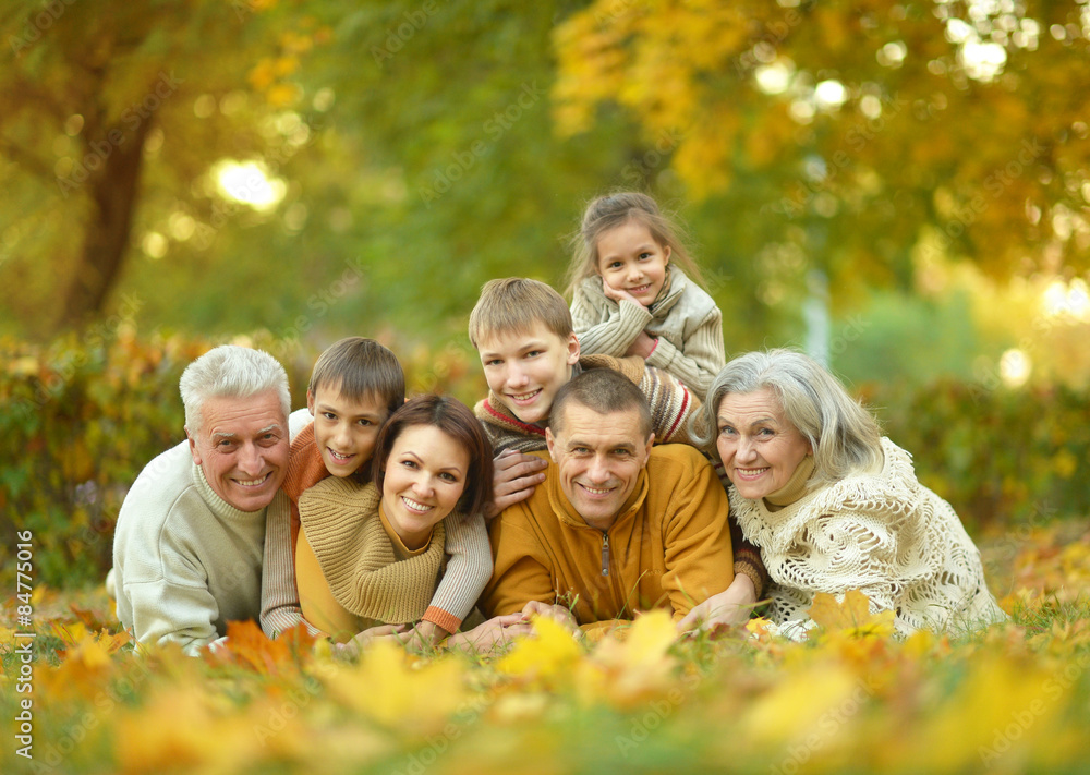 Fototapeta premium Family relaxing in autumn park