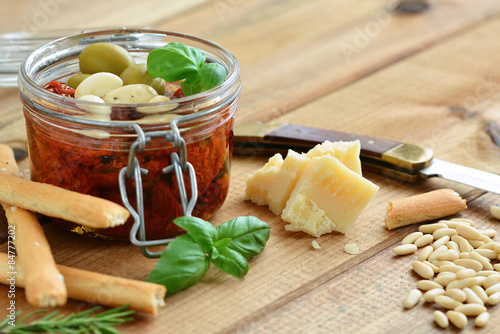 Parmesan, Basilikum, Pinienkerne - Zutaten für Tomatenpesto