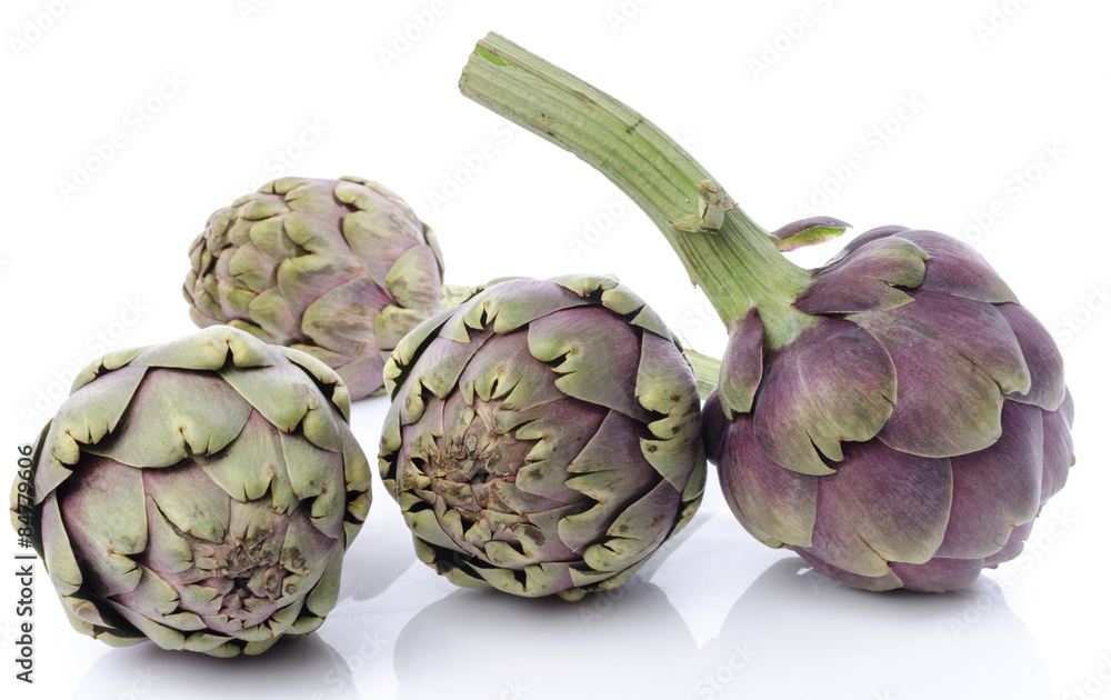 Obraz premium Fresh green purple artichokes