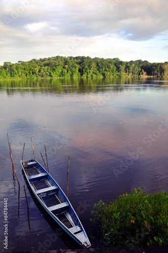 Pirogue sur le fleuve