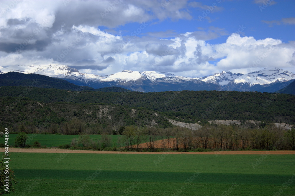 Montañas de Ordesa en día nublado, el valle, los Pirineos, cerca de Ainsa, montaña, nubes, cielo azul, las rocas
