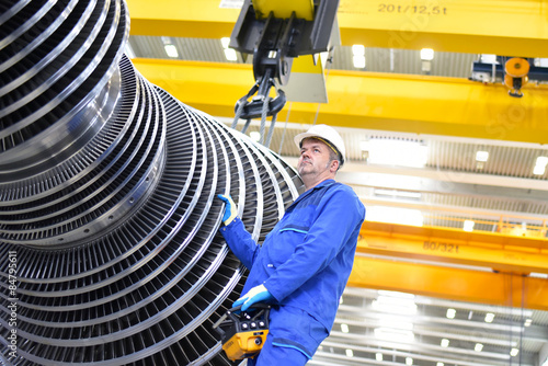Arbeiter an einer Turbine im Maschinenbau  photo