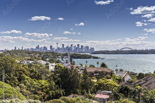 Blick über Port Jackson Richtung der Skyline von Sydney