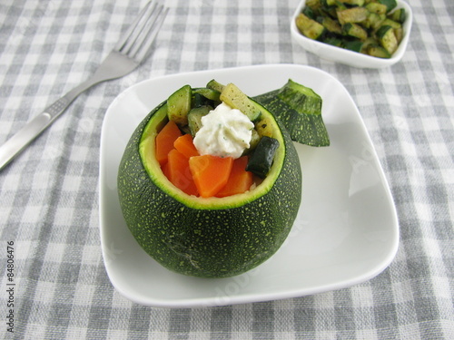 Kugel-Zucchini mit Gemüse gefüllt photo