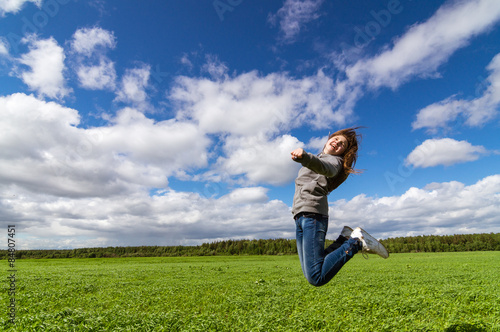 девочка подросток в прыжке на летнем поле © 7ynp100