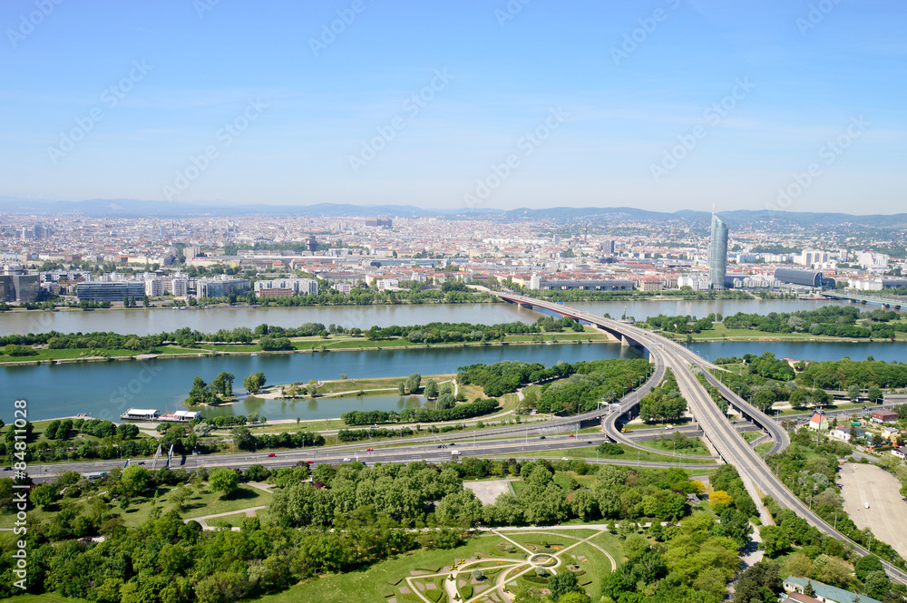 Blick über Wien mit Donau und Stadtautobahn