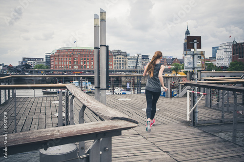 Junge Frau treibt Sport in Hamburg © ajlatan