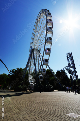 The Ferris wheel at the bright sun.