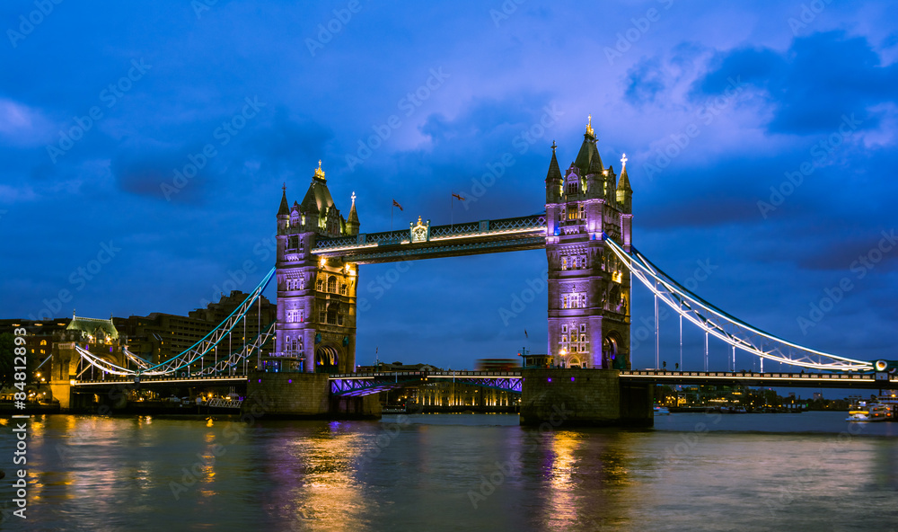 Obraz premium Bridge Tower night view