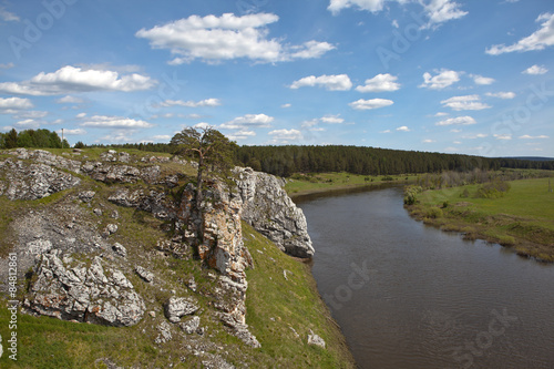 Скалистый берег реки Чусовой у села Слобода.