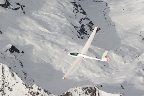 Segelflugzeug über schneebedeckten Bergen
