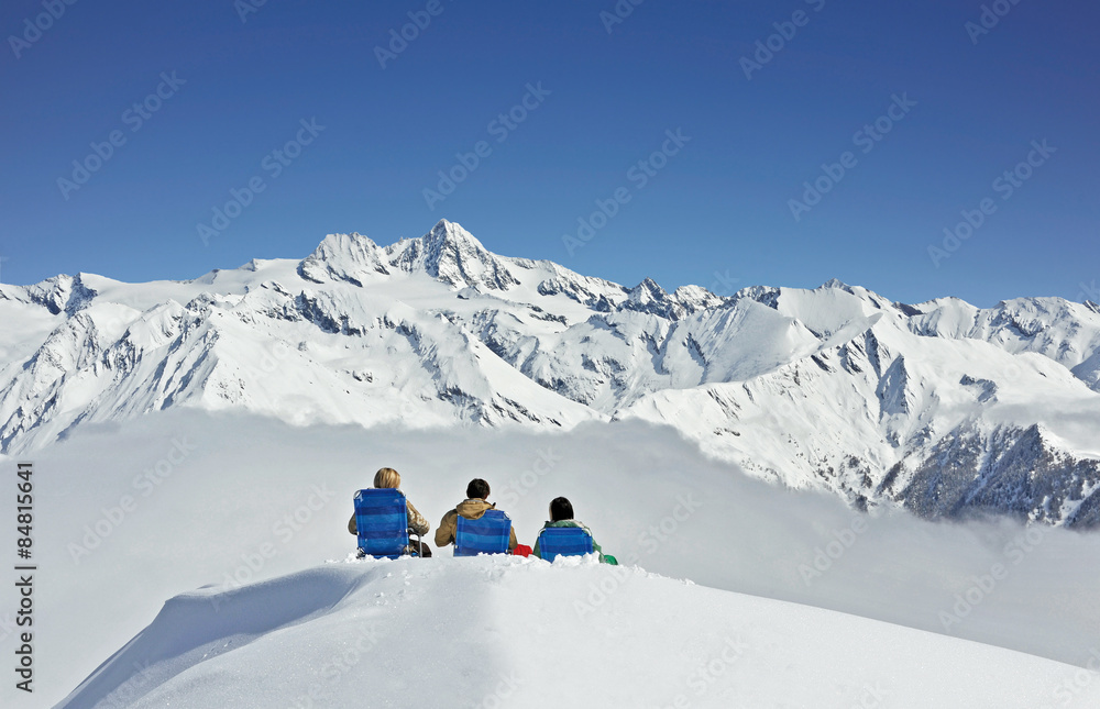 3 Freunde genießen ihren Winterurlaub