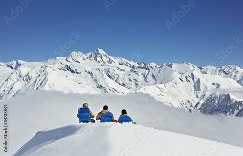 3 Freunde genießen ihren Winterurlaub