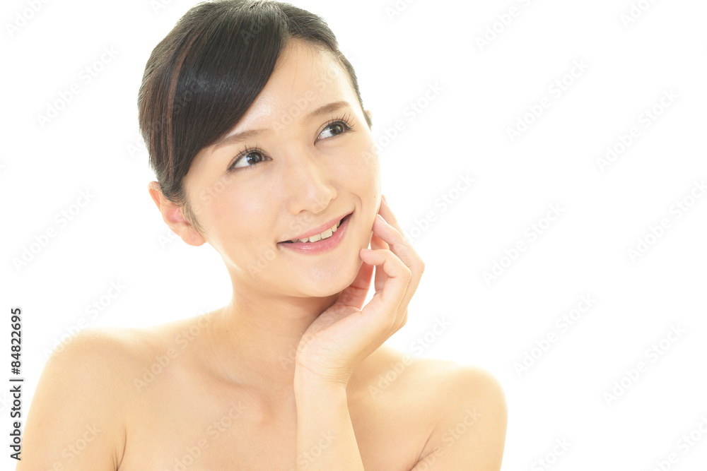 スキンケアをする女性