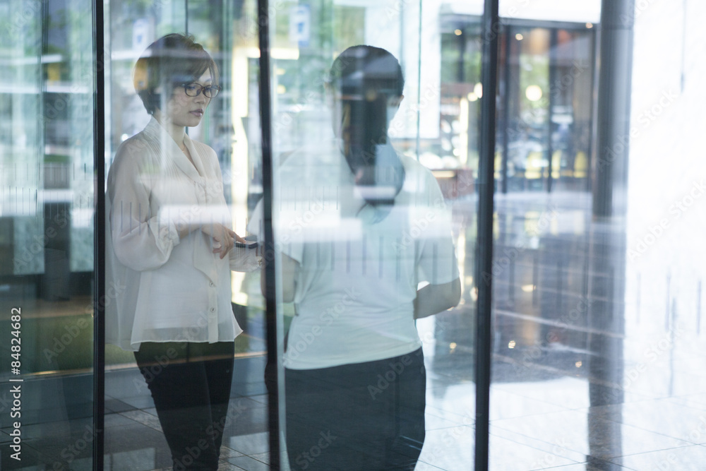 © Monet - Two women talking in the building