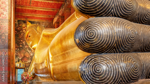 Canvastavla Bangkok, Thailand - December 19 2014: Wat Pho is one of the larg