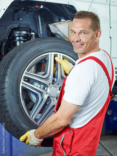 Motor mechanic changes a tyre © Karin & Uwe Annas