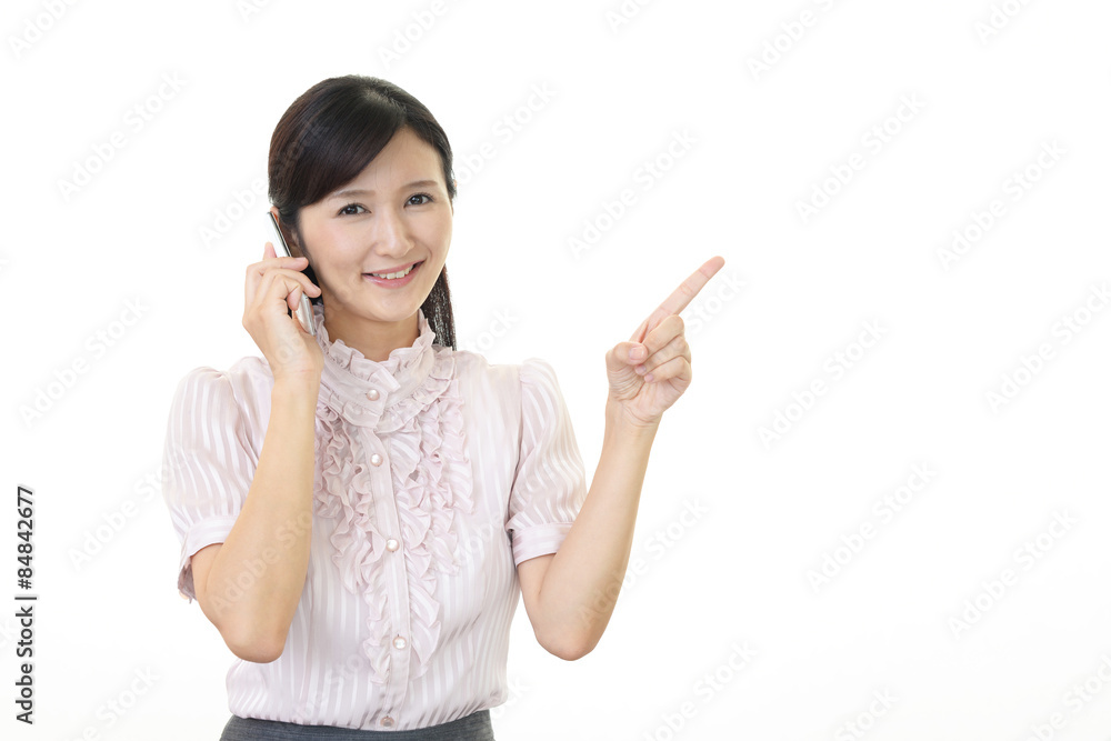 スマートフォンで会話中の女性