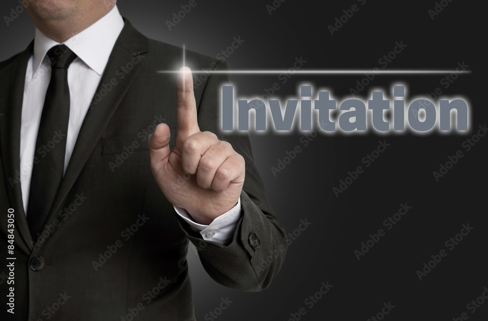 Invitation Touchscreen wird von Geschäftsmann bedient Invitation Touchscreen wird von Geschäftsmann bedient