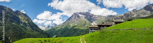 Gruppo di baite in un alpeggio di montagna