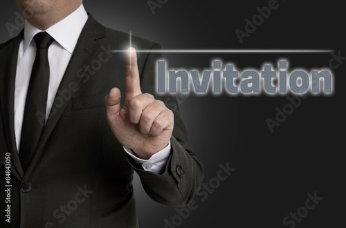 Invitation Touchscreen wird von Geschäftsmann bedient