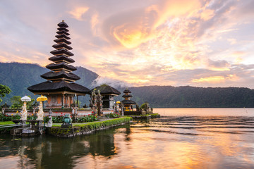 Wandcirkels Bali Pura Ulun Danu Bratan tempel Bali  © zephyr_p