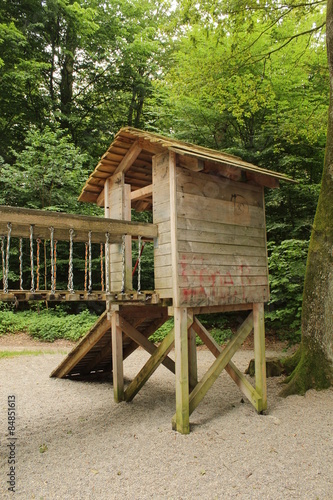 Spielplatz im Wald / Häushen mit Hängebrücke
