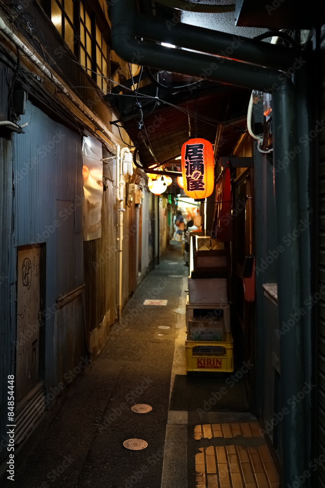 Naklejka premium Mała uliczka zlokalizowana w Kichijoji w Tokio w Japonii.