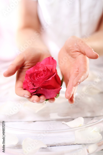 Salon kosmetyczny, różany manicure