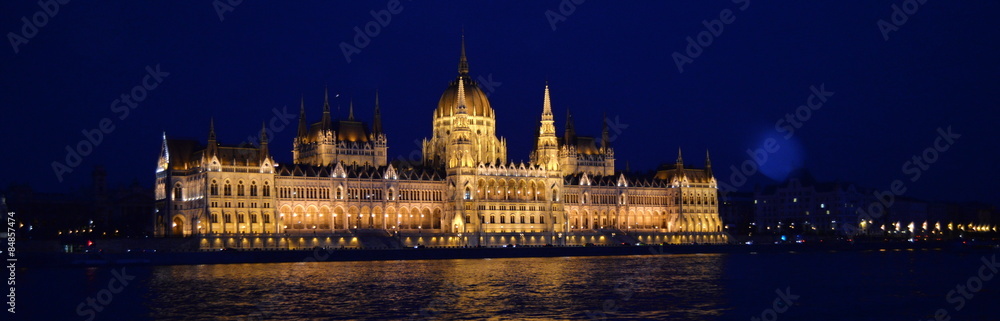 Fototapeta premium PARLAMENTO DE BUDAPEST ILUMINADO