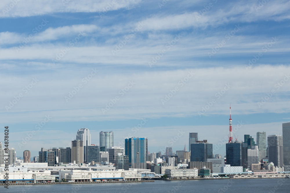 東京港と高層ビル街