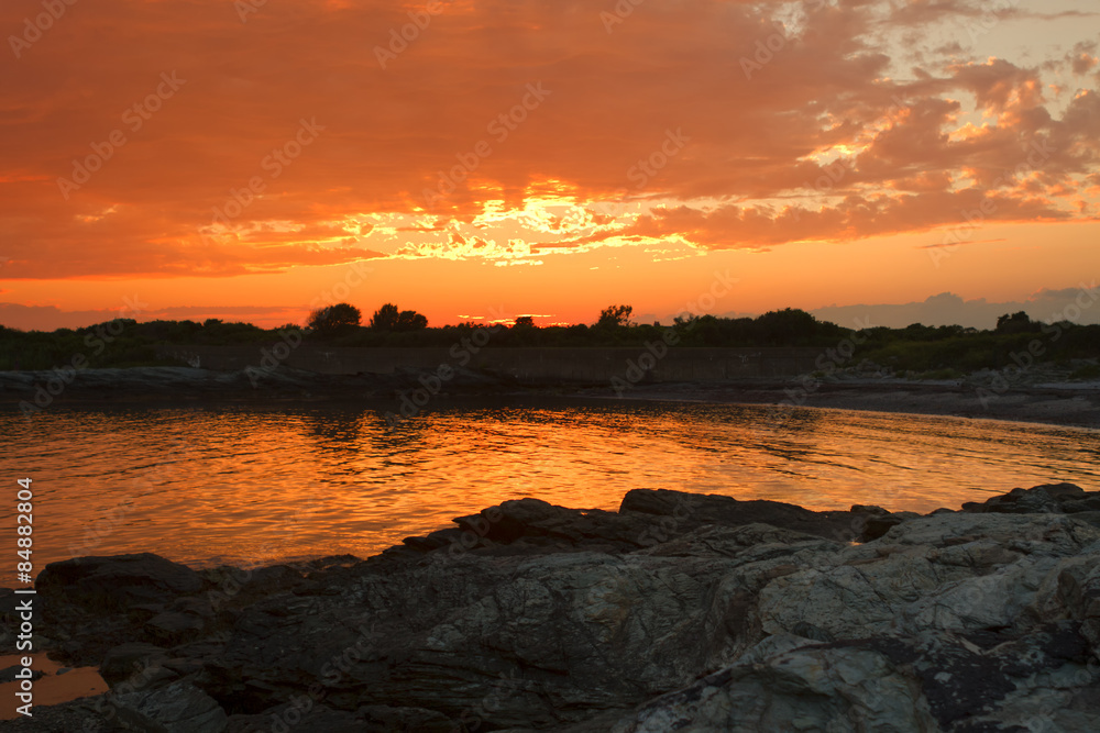 Obraz premium Sunset on a rocky shore.