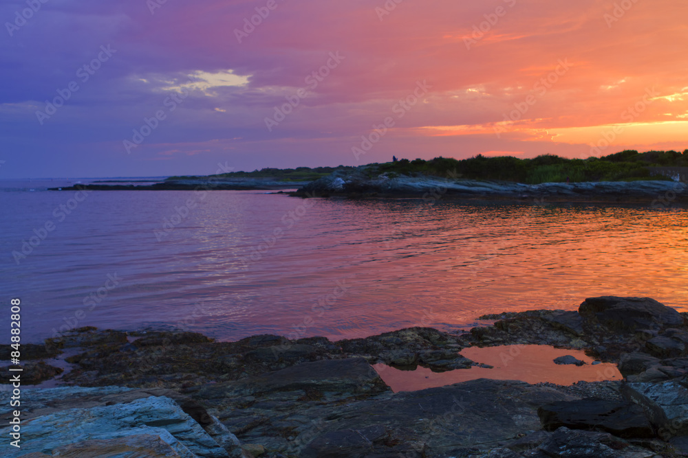 Obraz premium Sunset on a rocky shore.