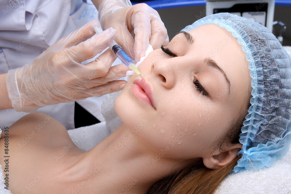 Naklejka premium Doctor woman giving botox injections.