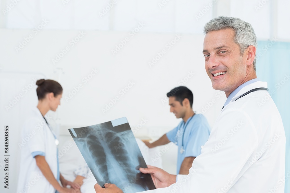 Obraz premium Male and female doctors examining x-ray