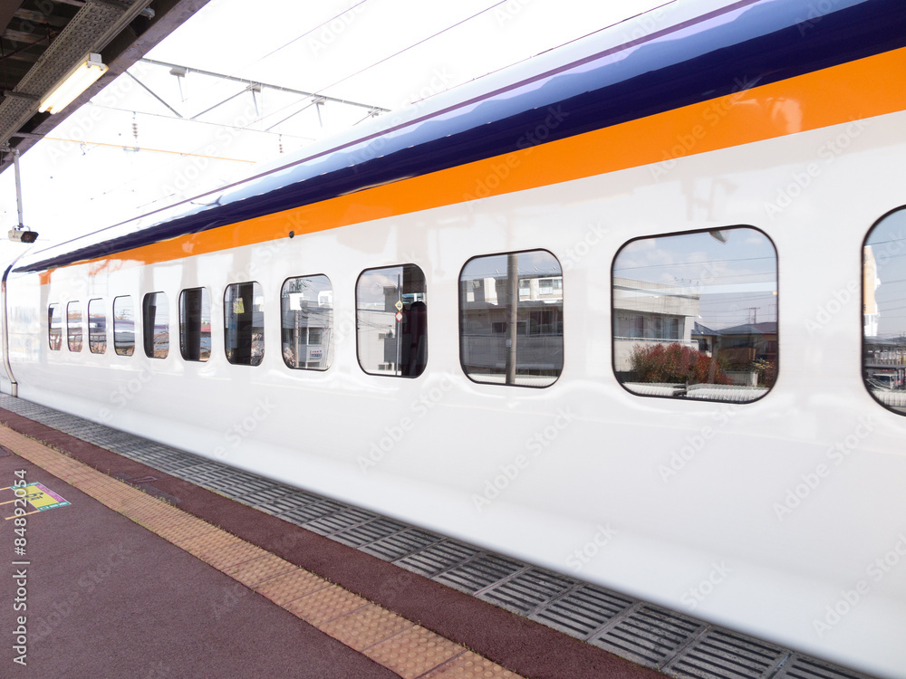 発車する新幹線 発車する新幹線