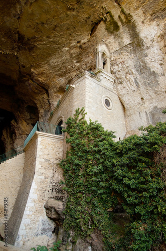 Entrée de la grotte de la Balme (Isère) photo