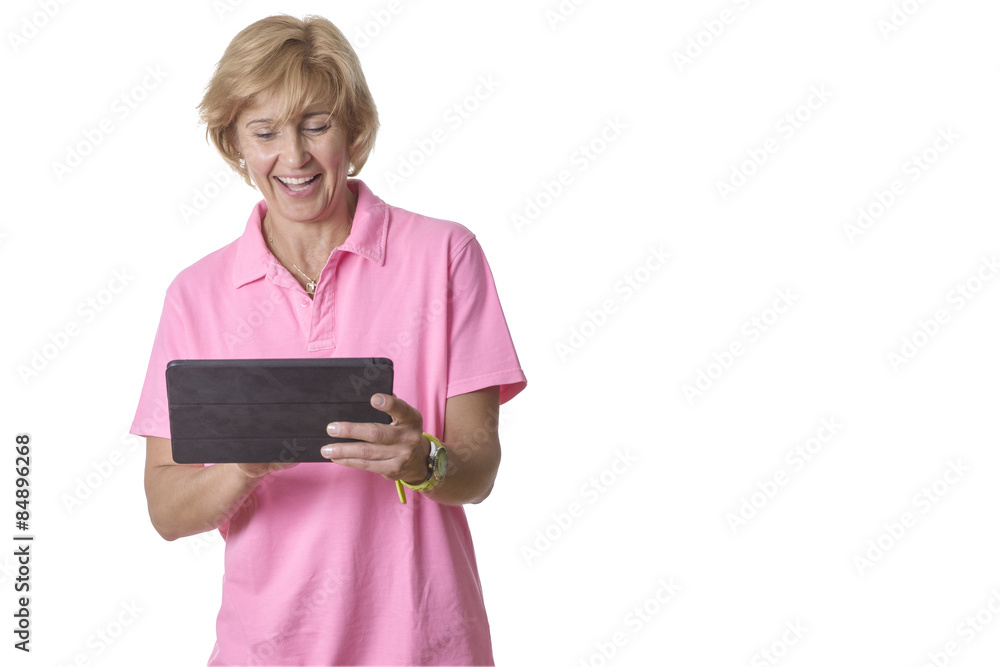 Frau sieht begeistert auf einen Tabletcomputer Frau sieht begeistert auf einen Tabletcomputer