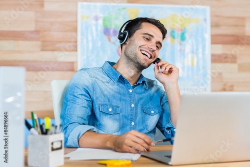Foto Handsome travel agent speaking with customer