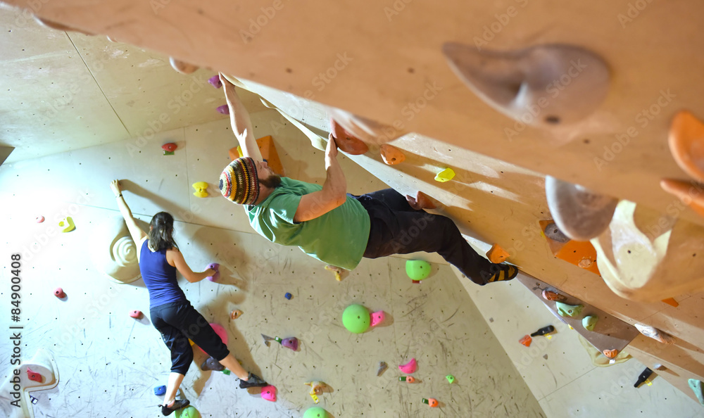 Obraz premium Frau und Mann bouldern in einer Kletterhalle