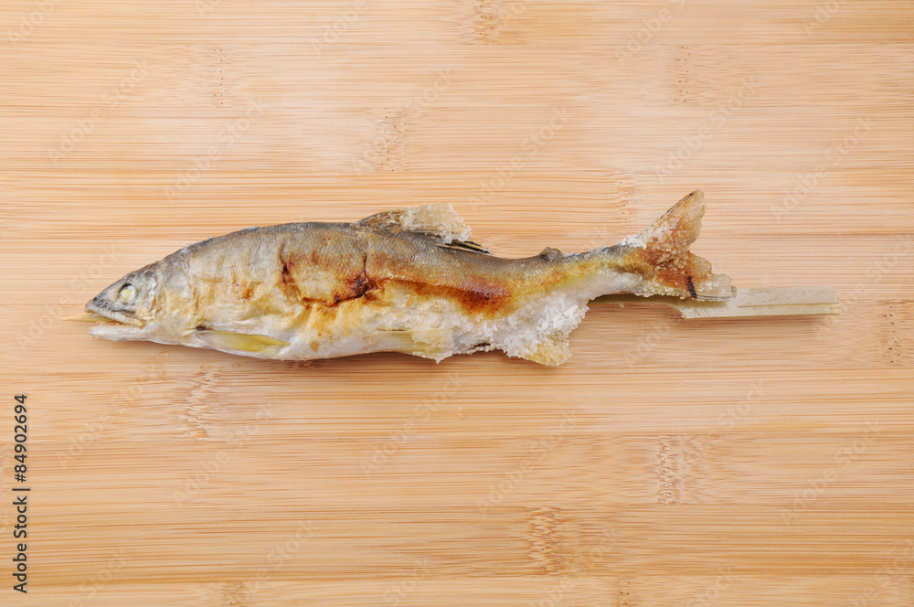 まな板にのせた 鮎の塩焼き 焼き魚 テーブル まな板にのせた 鮎の塩焼き 焼き魚 テーブル