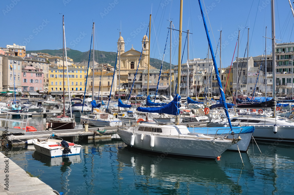 voiliers dans le port amarrés dans le port de Bastia - Corse 