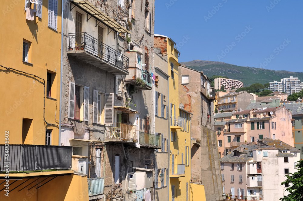 immeubles rénovés et d'autres anciens de la ville de Bastia - Corse