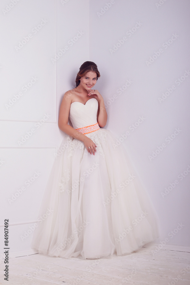 Beautiful bride posing in her wedding day Beautiful bride posing in her wedding day