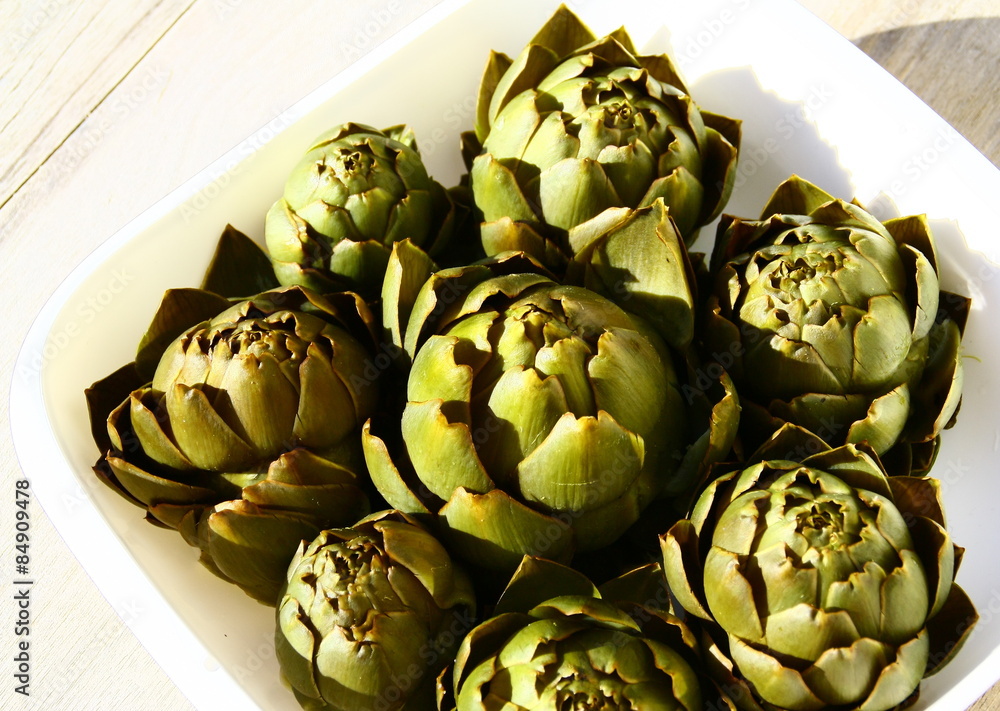 Obraz premium artichauts cuits,entrée fraîche d'été