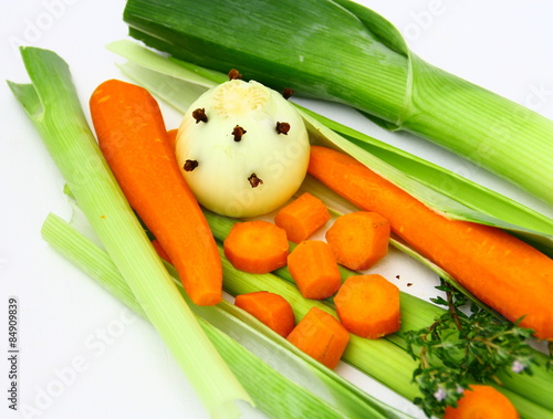 légumes et oignon avec clous de girofle pour potée ou pot au feu photo
