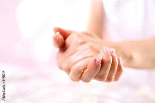 Masaż kobiecych dłoni preparatem do peelingu spa & wellness